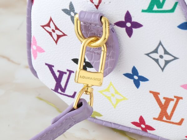 i1740774173_1591_0.jpg 💰升级原版 鳄鱼纹M58953 M46234 M46222 Speedy Bandoulière 20 手袋取材柔软涂层帆布,以缤纷彩虹色调描摹全幅 Monogram 图案,点明路易威登 x 村上隆再版系列的灵动格调。牛皮革构筑 Toron 手柄和可拆卸肩带,金属包角回溯经典行李箱元素,蝴蝶结造型钥匙包和挂锁再添品牌笔触。尺寸:20.5 x 13.5 x 12.0 厘米 (长 x 高 x 宽)