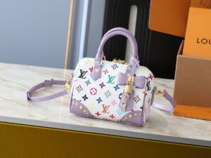 💰升级原版 鳄鱼纹M58953 M46234 M46222 Speedy Bandoulière 20 手袋取材柔软涂层帆布，以缤纷彩虹色调描摹全幅 Monogram 图案，点明路易威登 x 村上隆再版系列的灵动格调。牛皮革构筑 Toron 手柄和可拆卸肩带，金属包角回溯经典行李箱元素，蝴蝶结造型钥匙包和挂锁再添品牌笔触。尺寸:20.5 x 13.5 x 12.0 厘米 (长 x 高 x 宽)