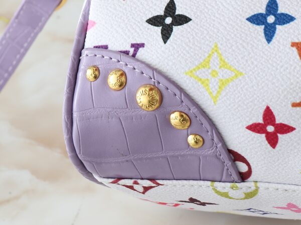 i1740774173_420_8.jpg 💰升级原版 鳄鱼纹M58953 M46234 M46222 Speedy Bandoulière 20 手袋取材柔软涂层帆布,以缤纷彩虹色调描摹全幅 Monogram 图案,点明路易威登 x 村上隆再版系列的灵动格调。牛皮革构筑 Toron 手柄和可拆卸肩带,金属包角回溯经典行李箱元素,蝴蝶结造型钥匙包和挂锁再添品牌笔触。尺寸:20.5 x 13.5 x 12.0 厘米 (长 x 高 x 宽)