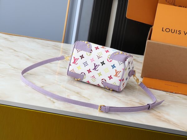 i1740774173_9421_1.jpg 💰升级原版 鳄鱼纹M58953 M46234 M46222 Speedy Bandoulière 20 手袋取材柔软涂层帆布,以缤纷彩虹色调描摹全幅 Monogram 图案,点明路易威登 x 村上隆再版系列的灵动格调。牛皮革构筑 Toron 手柄和可拆卸肩带,金属包角回溯经典行李箱元素,蝴蝶结造型钥匙包和挂锁再添品牌笔触。尺寸:20.5 x 13.5 x 12.0 厘米 (长 x 高 x 宽)