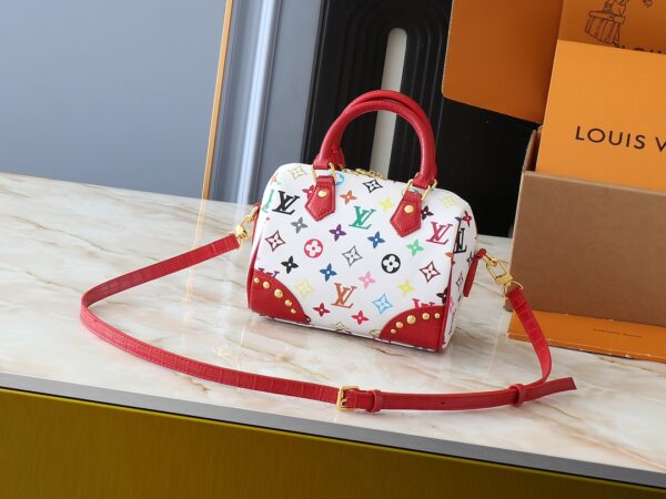 💰升级原版 鳄鱼纹M58953 M46234 M46222 Speedy Bandoulière 20 手袋取材柔软涂层帆布，以缤纷彩虹色调描摹全幅 Monogram 图案，点明路易威登 x 村上隆再版系列的灵动格调。牛皮革构筑 Toron 手柄和可拆卸肩带，金属包角回溯经典行李箱元素，蝴蝶结造型钥匙包和挂锁再添品牌笔触。尺寸:20.5 x 13.5 x 12.0 厘米 (长 x 高 x 宽)