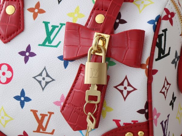 💰升级原版 鳄鱼纹M58953 M46234 M46222 Speedy Bandoulière 20 手袋取材柔软涂层帆布，以缤纷彩虹色调描摹全幅 Monogram 图案，点明路易威登 x 村上隆再版系列的灵动格调。牛皮革构筑 Toron 手柄和可拆卸肩带，金属包角回溯经典行李箱元素，蝴蝶结造型钥匙包和挂锁再添品牌笔触。尺寸:20.5 x 13.5 x 12.0 厘米 (长 x 高 x 宽)