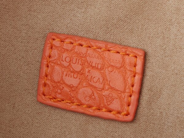 i1740774227_1271_8.jpg 💰升级原版 鳄鱼纹M58953 M46234 M46222 Speedy Bandoulière 20 手袋取材柔软涂层帆布,以缤纷彩虹色调描摹全幅 Monogram 图案,点明路易威登 x 村上隆再版系列的灵动格调。牛皮革构筑 Toron 手柄和可拆卸肩带,金属包角回溯经典行李箱元素,蝴蝶结造型钥匙包和挂锁再添品牌笔触。尺寸:20.5 x 13.5 x 12.0 厘米 (长 x 高 x 宽)