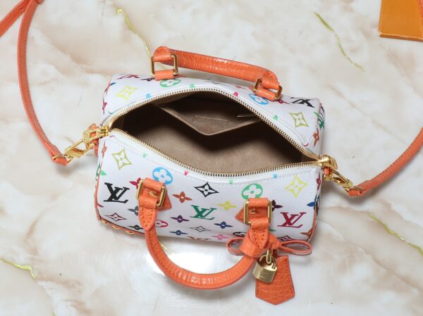 i1740774227_1651_7.jpg 💰升级原版 鳄鱼纹M58953 M46234 M46222 Speedy Bandoulière 20 手袋取材柔软涂层帆布,以缤纷彩虹色调描摹全幅 Monogram 图案,点明路易威登 x 村上隆再版系列的灵动格调。牛皮革构筑 Toron 手柄和可拆卸肩带,金属包角回溯经典行李箱元素,蝴蝶结造型钥匙包和挂锁再添品牌笔触。尺寸:20.5 x 13.5 x 12.0 厘米 (长 x 高 x 宽)