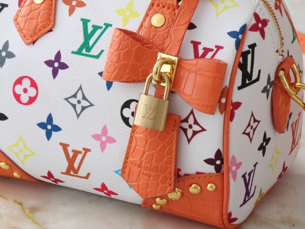 i1740774227_2110_3.jpg 💰升级原版 鳄鱼纹M58953 M46234 M46222 Speedy Bandoulière 20 手袋取材柔软涂层帆布,以缤纷彩虹色调描摹全幅 Monogram 图案,点明路易威登 x 村上隆再版系列的灵动格调。牛皮革构筑 Toron 手柄和可拆卸肩带,金属包角回溯经典行李箱元素,蝴蝶结造型钥匙包和挂锁再添品牌笔触。尺寸:20.5 x 13.5 x 12.0 厘米 (长 x 高 x 宽)