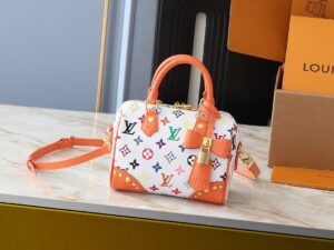 💰升级原版 鳄鱼纹M58953 M46234 M46222 Speedy Bandoulière 20 手袋取材柔软涂层帆布，以缤纷彩虹色调描摹全幅 Monogram 图案，点明路易威登 x 村上隆再版系列的灵动格调。牛皮革构筑 Toron 手柄和可拆卸肩带，金属包角回溯经典行李箱元素，蝴蝶结造型钥匙包和挂锁再添品牌笔触。尺寸:20.5 x 13.5 x 12.0 厘米 (长 x 高 x 宽)