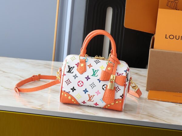 i1740774227_8516_4.jpg 💰升级原版 鳄鱼纹M58953 M46234 M46222 Speedy Bandoulière 20 手袋取材柔软涂层帆布,以缤纷彩虹色调描摹全幅 Monogram 图案,点明路易威登 x 村上隆再版系列的灵动格调。牛皮革构筑 Toron 手柄和可拆卸肩带,金属包角回溯经典行李箱元素,蝴蝶结造型钥匙包和挂锁再添品牌笔触。尺寸:20.5 x 13.5 x 12.0 厘米 (长 x 高 x 宽)