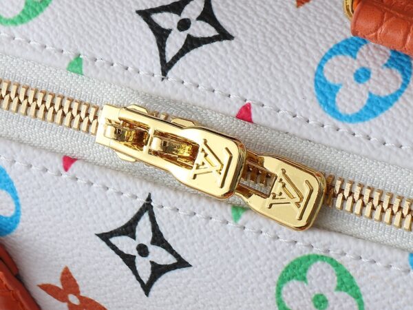 i1740774227_9549_6.jpg 💰升级原版 鳄鱼纹M58953 M46234 M46222 Speedy Bandoulière 20 手袋取材柔软涂层帆布,以缤纷彩虹色调描摹全幅 Monogram 图案,点明路易威登 x 村上隆再版系列的灵动格调。牛皮革构筑 Toron 手柄和可拆卸肩带,金属包角回溯经典行李箱元素,蝴蝶结造型钥匙包和挂锁再添品牌笔触。尺寸:20.5 x 13.5 x 12.0 厘米 (长 x 高 x 宽)