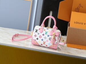 💰升级原版 鳄鱼纹M58953 M46234 M46222 Speedy Bandoulière 20 手袋取材柔软涂层帆布，以缤纷彩虹色调描摹全幅 Monogram 图案，点明路易威登 x 村上隆再版系列的灵动格调。牛皮革构筑 Toron 手柄和可拆卸肩带，金属包角回溯经典行李箱元素，蝴蝶结造型钥匙包和挂锁再添品牌笔触。尺寸:20.5 x 13.5 x 12.0 厘米 (长 x 高 x 宽)