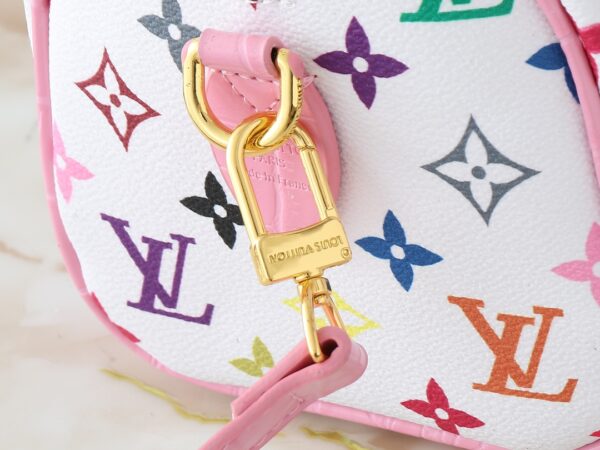 i1740774294_9738_3.jpg 💰升级原版 鳄鱼纹M58953 M46234 M46222 Speedy Bandoulière 20 手袋取材柔软涂层帆布,以缤纷彩虹色调描摹全幅 Monogram 图案,点明路易威登 x 村上隆再版系列的灵动格调。牛皮革构筑 Toron 手柄和可拆卸肩带,金属包角回溯经典行李箱元素,蝴蝶结造型钥匙包和挂锁再添品牌笔触。尺寸:20.5 x 13.5 x 12.0 厘米 (长 x 高 x 宽)