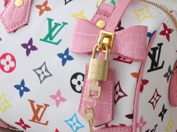 i1740774294_9784_2.jpg 💰升级原版 鳄鱼纹M58953 M46234 M46222 Speedy Bandoulière 20 手袋取材柔软涂层帆布,以缤纷彩虹色调描摹全幅 Monogram 图案,点明路易威登 x 村上隆再版系列的灵动格调。牛皮革构筑 Toron 手柄和可拆卸肩带,金属包角回溯经典行李箱元素,蝴蝶结造型钥匙包和挂锁再添品牌笔触。尺寸:20.5 x 13.5 x 12.0 厘米 (长 x 高 x 宽)