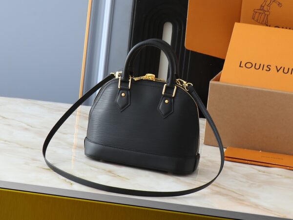 💰升级原版 M13670 M14197 M53152 本款 Alma BB 手袋身披 Epi 皮革亮相路易威登 x 村上隆再版系列，以正面灵动 LV 字母道出日本艺术家的“超扁平”美学，与可拆卸的鲜明熊猫装饰互为映衬。顶部手柄、可拆卸肩带和耀目挂锁完善装饰艺术风格设计。尺寸:23.5 x 17.5 x 11.5 厘米 (长 x 高 x 宽)