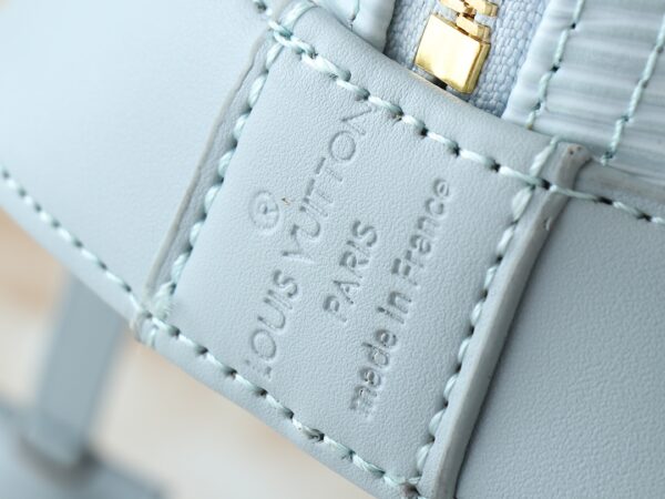 i1740774456_3362_2-1.jpg 💰升级原版 M13670 M14197 M53152 本款 Alma BB 手袋身披 Epi 皮革亮相路易威登 x 村上隆再版系列,以正面灵动 LV 字母道出日本艺术家的“超扁平”美学,与可拆卸的鲜明熊猫装饰互为映衬。顶部手柄、可拆卸肩带和耀目挂锁完善装饰艺术风格设计。尺寸:23.5 x 17.5 x 11.5 厘米 (长 x 高 x 宽)