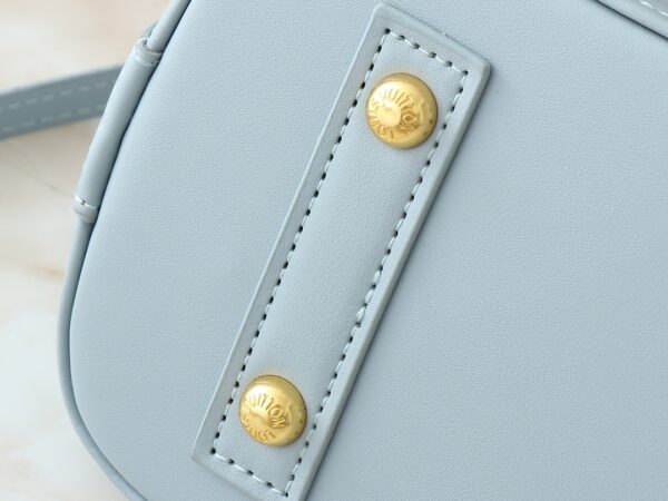 i1740774456_7698_0-1.jpg 💰升级原版 M13670 M14197 M53152 本款 Alma BB 手袋身披 Epi 皮革亮相路易威登 x 村上隆再版系列,以正面灵动 LV 字母道出日本艺术家的“超扁平”美学,与可拆卸的鲜明熊猫装饰互为映衬。顶部手柄、可拆卸肩带和耀目挂锁完善装饰艺术风格设计。尺寸:23.5 x 17.5 x 11.5 厘米 (长 x 高 x 宽)