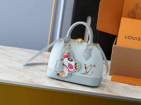 i1740774456_8645_4-1.jpg 💰升级原版 M13670 M14197 M53152 本款 Alma BB 手袋身披 Epi 皮革亮相路易威登 x 村上隆再版系列,以正面灵动 LV 字母道出日本艺术家的“超扁平”美学,与可拆卸的鲜明熊猫装饰互为映衬。顶部手柄、可拆卸肩带和耀目挂锁完善装饰艺术风格设计。尺寸:23.5 x 17.5 x 11.5 厘米 (长 x 高 x 宽)