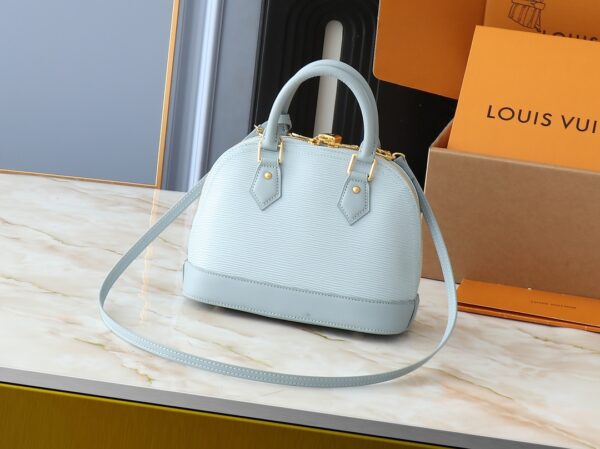 i1740774456_9334_5-1.jpg 💰升级原版 M13670 M14197 M53152 本款 Alma BB 手袋身披 Epi 皮革亮相路易威登 x 村上隆再版系列,以正面灵动 LV 字母道出日本艺术家的“超扁平”美学,与可拆卸的鲜明熊猫装饰互为映衬。顶部手柄、可拆卸肩带和耀目挂锁完善装饰艺术风格设计。尺寸:23.5 x 17.5 x 11.5 厘米 (长 x 高 x 宽)