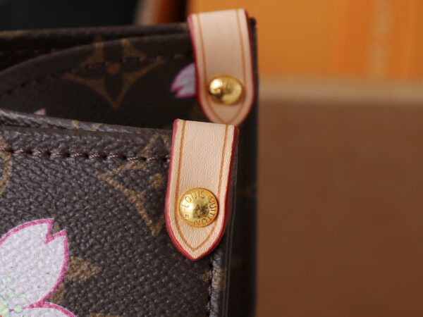 💰升级原版 M13269 M45039 M45321 M44571 村上隆联名樱花 本款Onthego 中号手袋将经典 Monogram 帆布与 Monogram Reverse 帆布分饰两侧，迥异风尚随心呈现。Toron 双手柄与肩带实现多种背携方式。尺寸：34.0 x 26.0 x 13.0 cm (长 x 高 x 宽)