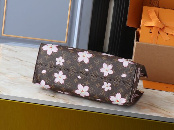 💰升级原版 M13269 M45039 M45321 M44571 村上隆联名樱花 本款Onthego 中号手袋将经典 Monogram 帆布与 Monogram Reverse 帆布分饰两侧，迥异风尚随心呈现。Toron 双手柄与肩带实现多种背携方式。尺寸：34.0 x 26.0 x 13.0 cm (长 x 高 x 宽)