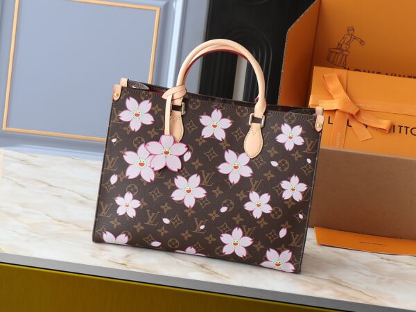 💰升级原版 M13269 M45039 M45321 M44571 村上隆联名樱花 本款Onthego 中号手袋将经典 Monogram 帆布与 Monogram Reverse 帆布分饰两侧，迥异风尚随心呈现。Toron 双手柄与肩带实现多种背携方式。尺寸：34.0 x 26.0 x 13.0 cm (长 x 高 x 宽)