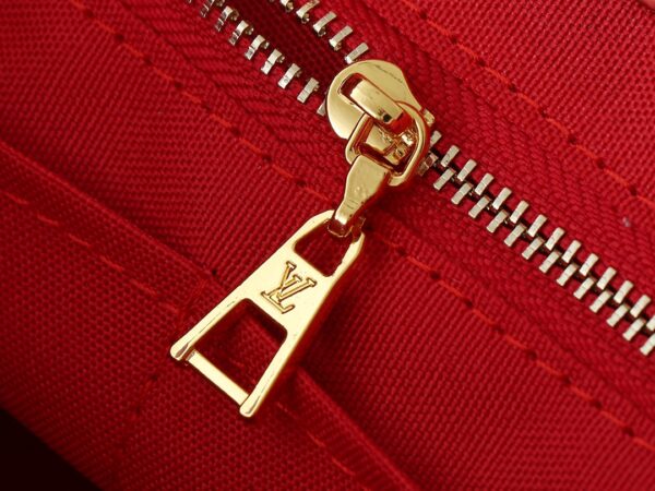 💰升级原版 M13269 M45039 M45321 M44571 村上隆联名樱花 本款Onthego 中号手袋将经典 Monogram 帆布与 Monogram Reverse 帆布分饰两侧，迥异风尚随心呈现。Toron 双手柄与肩带实现多种背携方式。尺寸：34.0 x 26.0 x 13.0 cm (长 x 高 x 宽)