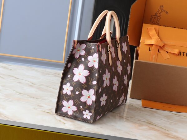 💰升级原版 M13269 M45039 M45321 M44571 村上隆联名樱花 本款Onthego 中号手袋将经典 Monogram 帆布与 Monogram Reverse 帆布分饰两侧，迥异风尚随心呈现。Toron 双手柄与肩带实现多种背携方式。尺寸：34.0 x 26.0 x 13.0 cm (长 x 高 x 宽)