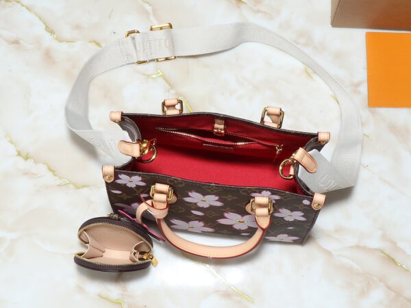 i1741380788_1036_7.jpg 💰升级原版 M13269 M45659 M46373 M44571 村上隆联名樱花 本款 OnTheGo 小号手袋拼合 Monogram 和 Monogram Reverse 帆布,Monogram Giant 图案点缀其上。Toron 手柄和饰有品牌铭纹的提花织纹肩带构筑视觉反差,可拆卸零钱袋适宜存放零钱或玲珑小物。时尚气韵与多样功能兼备,成就日常良伴。25.0 x 19.0 x 11.5 厘米