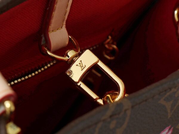 i1741380788_1836_8.jpg 💰升级原版 M13269 M45659 M46373 M44571 村上隆联名樱花 本款 OnTheGo 小号手袋拼合 Monogram 和 Monogram Reverse 帆布,Monogram Giant 图案点缀其上。Toron 手柄和饰有品牌铭纹的提花织纹肩带构筑视觉反差,可拆卸零钱袋适宜存放零钱或玲珑小物。时尚气韵与多样功能兼备,成就日常良伴。25.0 x 19.0 x 11.5 厘米