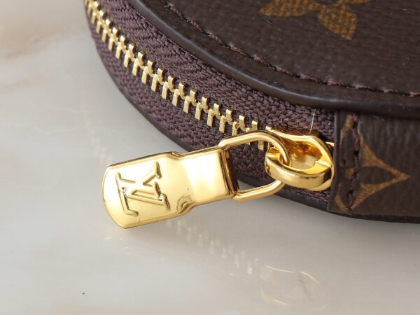 i1741380788_4196_6.jpg 💰升级原版 M13269 M45659 M46373 M44571 村上隆联名樱花 本款 OnTheGo 小号手袋拼合 Monogram 和 Monogram Reverse 帆布,Monogram Giant 图案点缀其上。Toron 手柄和饰有品牌铭纹的提花织纹肩带构筑视觉反差,可拆卸零钱袋适宜存放零钱或玲珑小物。时尚气韵与多样功能兼备,成就日常良伴。25.0 x 19.0 x 11.5 厘米