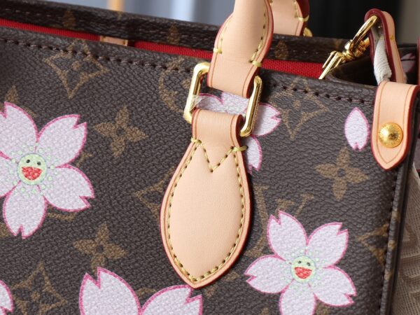 i1741380788_5197_1.jpg 💰升级原版 M13269 M45659 M46373 M44571 村上隆联名樱花 本款 OnTheGo 小号手袋拼合 Monogram 和 Monogram Reverse 帆布,Monogram Giant 图案点缀其上。Toron 手柄和饰有品牌铭纹的提花织纹肩带构筑视觉反差,可拆卸零钱袋适宜存放零钱或玲珑小物。时尚气韵与多样功能兼备,成就日常良伴。25.0 x 19.0 x 11.5 厘米