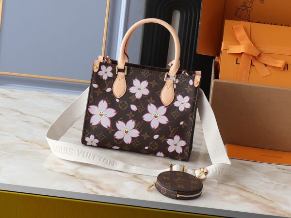 i1741380788_5386_4.jpg 💰升级原版 M13269 M45659 M46373 M44571 村上隆联名樱花 本款 OnTheGo 小号手袋拼合 Monogram 和 Monogram Reverse 帆布,Monogram Giant 图案点缀其上。Toron 手柄和饰有品牌铭纹的提花织纹肩带构筑视觉反差,可拆卸零钱袋适宜存放零钱或玲珑小物。时尚气韵与多样功能兼备,成就日常良伴。25.0 x 19.0 x 11.5 厘米