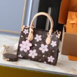 💰升级原版 M13269 M45659 M46373 M44571 村上隆联名樱花 本款 OnTheGo 小号手袋拼合 Monogram 和 Monogram Reverse 帆布，Monogram Giant 图案点缀其上。Toron 手柄和饰有品牌铭纹的提花织纹肩带构筑视觉反差，可拆卸零钱袋适宜存放零钱或玲珑小物。时尚气韵与多样功能兼备，成就日常良伴。25.0 x 19.0 x 11.5 厘米