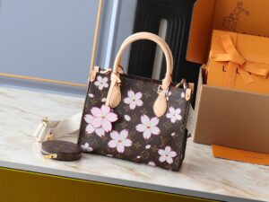 💰升级原版 M13269 M45659 M46373 M44571 村上隆联名樱花 本款 OnTheGo 小号手袋拼合 Monogram 和 Monogram Reverse 帆布，Monogram Giant 图案点缀其上。Toron 手柄和饰有品牌铭纹的提花织纹肩带构筑视觉反差，可拆卸零钱袋适宜存放零钱或玲珑小物。时尚气韵与多样功能兼备，成就日常良伴。25.0 x 19.0 x 11.5 厘米