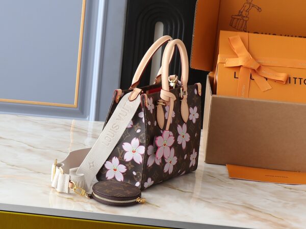 i1741380788_9196_3.jpg 💰升级原版 M13269 M45659 M46373 M44571 村上隆联名樱花 本款 OnTheGo 小号手袋拼合 Monogram 和 Monogram Reverse 帆布,Monogram Giant 图案点缀其上。Toron 手柄和饰有品牌铭纹的提花织纹肩带构筑视觉反差,可拆卸零钱袋适宜存放零钱或玲珑小物。时尚气韵与多样功能兼备,成就日常良伴。25.0 x 19.0 x 11.5 厘米