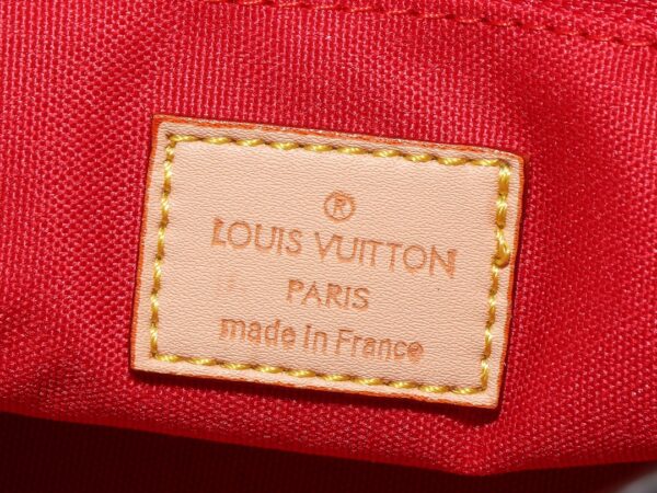 i1741380788_9730_0.jpg 💰升级原版 M13269 M45659 M46373 M44571 村上隆联名樱花 本款 OnTheGo 小号手袋拼合 Monogram 和 Monogram Reverse 帆布,Monogram Giant 图案点缀其上。Toron 手柄和饰有品牌铭纹的提花织纹肩带构筑视觉反差,可拆卸零钱袋适宜存放零钱或玲珑小物。时尚气韵与多样功能兼备,成就日常良伴。25.0 x 19.0 x 11.5 厘米