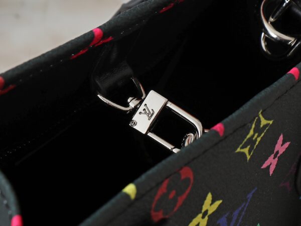 💰升级原版 M45659 M46373 M44571 村上隆联名三彩色 本款 OnTheGo 小号手袋拼合 Monogram 和 Monogram Reverse 帆布，Monogram Giant 图案点缀其上。Toron 手柄和饰有品牌铭纹的提花织纹肩带构筑视觉反差，可拆卸零钱袋适宜存放零钱或玲珑小物。时尚气韵与多样功能兼备，成就日常良伴。25.0 x 19.0 x 11.5 厘米 (长 x