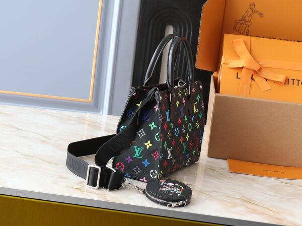 💰升级原版 M45659 M46373 M44571 村上隆联名三彩色 本款 OnTheGo 小号手袋拼合 Monogram 和 Monogram Reverse 帆布，Monogram Giant 图案点缀其上。Toron 手柄和饰有品牌铭纹的提花织纹肩带构筑视觉反差，可拆卸零钱袋适宜存放零钱或玲珑小物。时尚气韵与多样功能兼备，成就日常良伴。25.0 x 19.0 x 11.5 厘米 (长 x