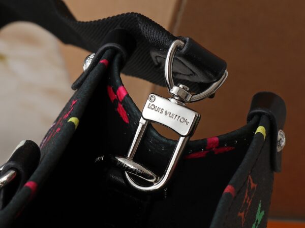 💰升级原版 M45659 M46373 M44571 村上隆联名三彩色 本款 OnTheGo 小号手袋拼合 Monogram 和 Monogram Reverse 帆布，Monogram Giant 图案点缀其上。Toron 手柄和饰有品牌铭纹的提花织纹肩带构筑视觉反差，可拆卸零钱袋适宜存放零钱或玲珑小物。时尚气韵与多样功能兼备，成就日常良伴。25.0 x 19.0 x 11.5 厘米 (长 x