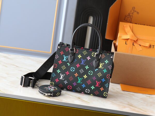 💰升级原版 M45659 M46373 M44571 村上隆联名三彩色 本款 OnTheGo 小号手袋拼合 Monogram 和 Monogram Reverse 帆布，Monogram Giant 图案点缀其上。Toron 手柄和饰有品牌铭纹的提花织纹肩带构筑视觉反差，可拆卸零钱袋适宜存放零钱或玲珑小物。时尚气韵与多样功能兼备，成就日常良伴。25.0 x 19.0 x 11.5 厘米 (长 x