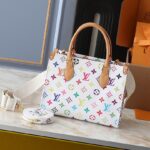 💰升级原版 M45659 M46373 M44571 村上隆联名三彩色 本款 OnTheGo 小号手袋拼合 Monogram 和 Monogram Reverse 帆布，Monogram Giant 图案点缀其上。Toron 手柄和饰有品牌铭纹的提花织纹肩带构筑视觉反差，可拆卸零钱袋适宜存放零钱或玲珑小物。时尚气韵与多样功能兼备，成就日常良伴。25.0 x 19.0 x 11.5 厘米 (长 x