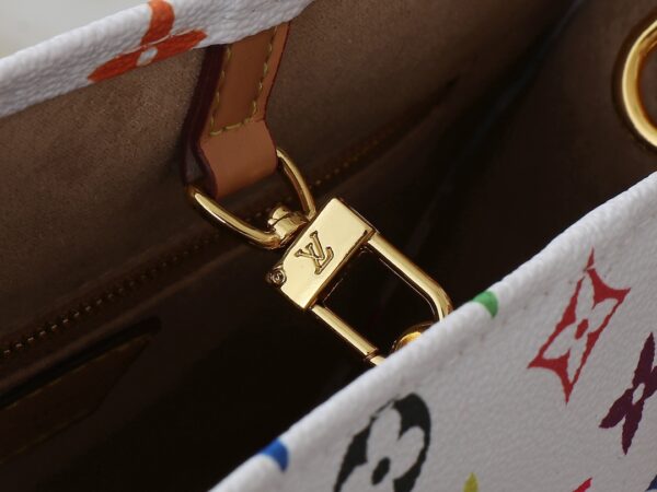 💰升级原版 M45659 M46373 M44571 村上隆联名三彩色 本款 OnTheGo 小号手袋拼合 Monogram 和 Monogram Reverse 帆布，Monogram Giant 图案点缀其上。Toron 手柄和饰有品牌铭纹的提花织纹肩带构筑视觉反差，可拆卸零钱袋适宜存放零钱或玲珑小物。时尚气韵与多样功能兼备，成就日常良伴。25.0 x 19.0 x 11.5 厘米 (长 x