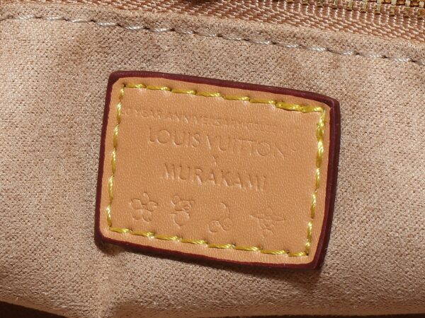 💰升级原版 M45659 M46373 M44571 村上隆联名三彩色 本款 OnTheGo 小号手袋拼合 Monogram 和 Monogram Reverse 帆布，Monogram Giant 图案点缀其上。Toron 手柄和饰有品牌铭纹的提花织纹肩带构筑视觉反差，可拆卸零钱袋适宜存放零钱或玲珑小物。时尚气韵与多样功能兼备，成就日常良伴。25.0 x 19.0 x 11.5 厘米 (长 x