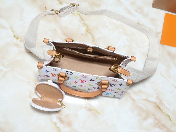 💰升级原版 M45659 M46373 M44571 村上隆联名三彩色 本款 OnTheGo 小号手袋拼合 Monogram 和 Monogram Reverse 帆布，Monogram Giant 图案点缀其上。Toron 手柄和饰有品牌铭纹的提花织纹肩带构筑视觉反差，可拆卸零钱袋适宜存放零钱或玲珑小物。时尚气韵与多样功能兼备，成就日常良伴。25.0 x 19.0 x 11.5 厘米 (长 x