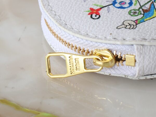 💰升级原版 M45659 M46373 M44571 村上隆联名三彩色 本款 OnTheGo 小号手袋拼合 Monogram 和 Monogram Reverse 帆布，Monogram Giant 图案点缀其上。Toron 手柄和饰有品牌铭纹的提花织纹肩带构筑视觉反差，可拆卸零钱袋适宜存放零钱或玲珑小物。时尚气韵与多样功能兼备，成就日常良伴。25.0 x 19.0 x 11.5 厘米 (长 x