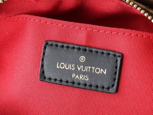 i1741381021_253_2.jpg 💰升级原版 M14236 M14213 M46653 本款 OnTheGo East West 手袋以涂层帆布呈现 Monogram Giant 元素,与 Monogram Reverse 涂层帆布饰边和莹亮金属件共筑优雅格调。手柄、可拆卸链条和可拆卸并调节的肩带实现多种背携方式,多重隔层和口袋确保贵重物品的有序收纳。尺寸:25.0 x 13.0 x 10.0 厘米 (长 x 高 x 宽)