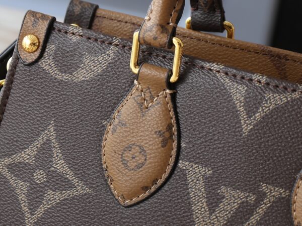 i1741381021_3308_6.jpg 💰升级原版 M14236 M14213 M46653 本款 OnTheGo East West 手袋以涂层帆布呈现 Monogram Giant 元素,与 Monogram Reverse 涂层帆布饰边和莹亮金属件共筑优雅格调。手柄、可拆卸链条和可拆卸并调节的肩带实现多种背携方式,多重隔层和口袋确保贵重物品的有序收纳。尺寸:25.0 x 13.0 x 10.0 厘米 (长 x 高 x 宽)