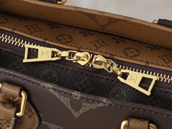 i1741381021_5027_8.jpg 💰升级原版 M14236 M14213 M46653 本款 OnTheGo East West 手袋以涂层帆布呈现 Monogram Giant 元素,与 Monogram Reverse 涂层帆布饰边和莹亮金属件共筑优雅格调。手柄、可拆卸链条和可拆卸并调节的肩带实现多种背携方式,多重隔层和口袋确保贵重物品的有序收纳。尺寸:25.0 x 13.0 x 10.0 厘米 (长 x 高 x 宽)