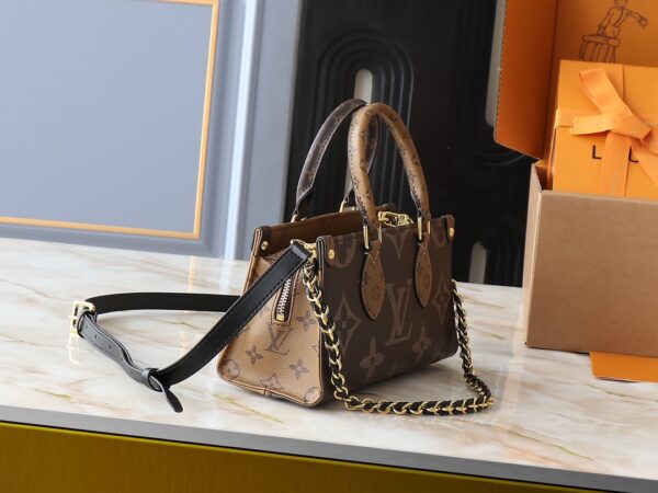 i1741381021_5570_3.jpg 💰升级原版 M14236 M14213 M46653 本款 OnTheGo East West 手袋以涂层帆布呈现 Monogram Giant 元素,与 Monogram Reverse 涂层帆布饰边和莹亮金属件共筑优雅格调。手柄、可拆卸链条和可拆卸并调节的肩带实现多种背携方式,多重隔层和口袋确保贵重物品的有序收纳。尺寸:25.0 x 13.0 x 10.0 厘米 (长 x 高 x 宽)