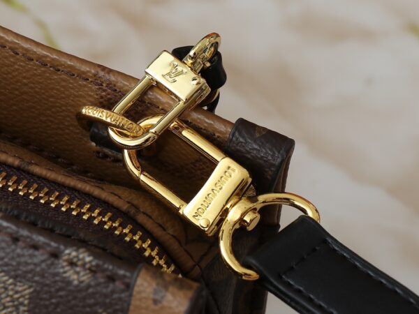 i1741381021_5582_1.jpg 💰升级原版 M14236 M14213 M46653 本款 OnTheGo East West 手袋以涂层帆布呈现 Monogram Giant 元素,与 Monogram Reverse 涂层帆布饰边和莹亮金属件共筑优雅格调。手柄、可拆卸链条和可拆卸并调节的肩带实现多种背携方式,多重隔层和口袋确保贵重物品的有序收纳。尺寸:25.0 x 13.0 x 10.0 厘米 (长 x 高 x 宽)