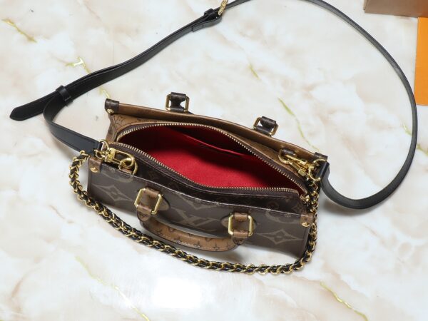 i1741381021_5836_4.jpg 💰升级原版 M14236 M14213 M46653 本款 OnTheGo East West 手袋以涂层帆布呈现 Monogram Giant 元素,与 Monogram Reverse 涂层帆布饰边和莹亮金属件共筑优雅格调。手柄、可拆卸链条和可拆卸并调节的肩带实现多种背携方式,多重隔层和口袋确保贵重物品的有序收纳。尺寸:25.0 x 13.0 x 10.0 厘米 (长 x 高 x 宽)