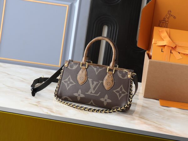 i1741381021_6013_0.jpg 💰升级原版 M14236 M14213 M46653 本款 OnTheGo East West 手袋以涂层帆布呈现 Monogram Giant 元素,与 Monogram Reverse 涂层帆布饰边和莹亮金属件共筑优雅格调。手柄、可拆卸链条和可拆卸并调节的肩带实现多种背携方式,多重隔层和口袋确保贵重物品的有序收纳。尺寸:25.0 x 13.0 x 10.0 厘米 (长 x 高 x 宽)